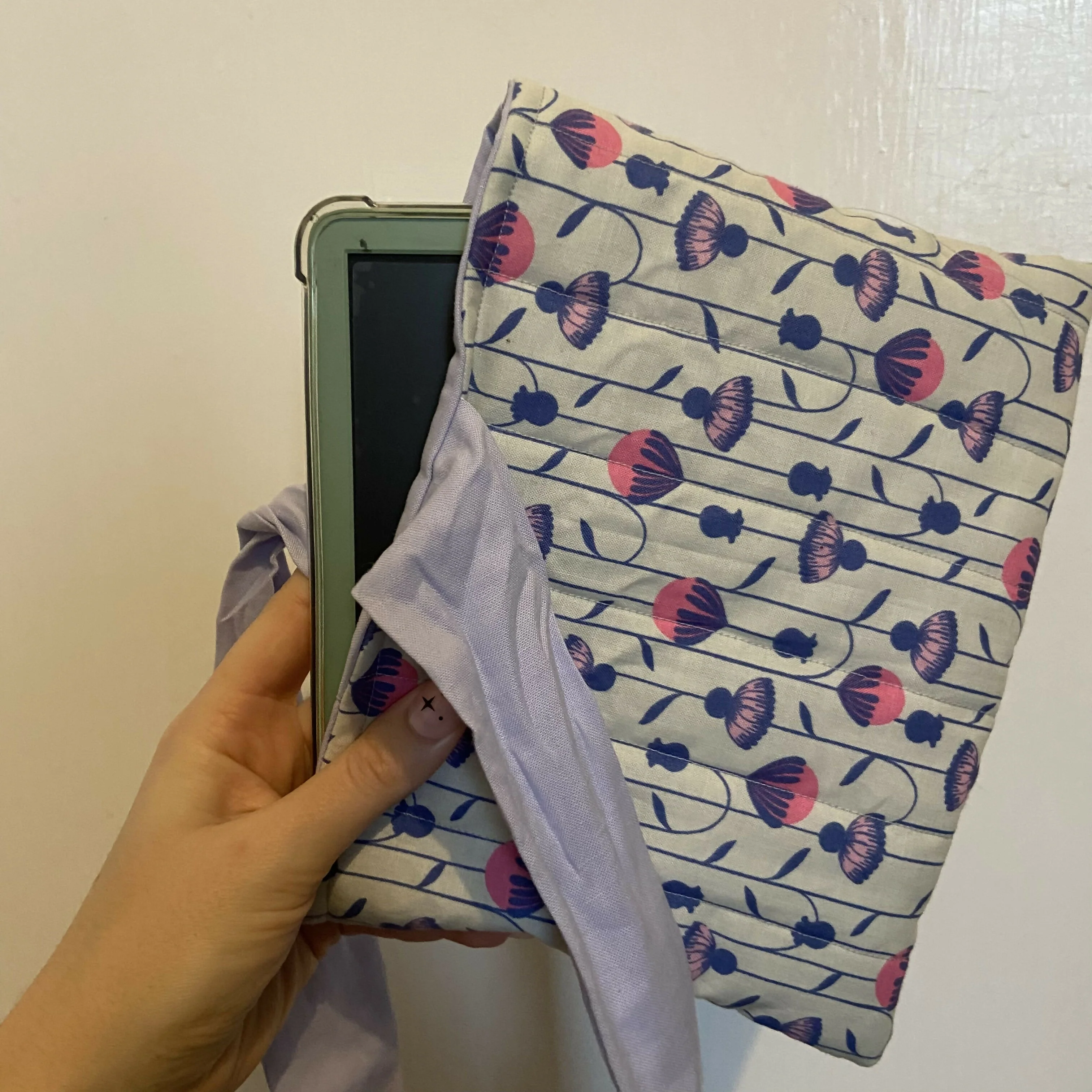 Blooming Flower Print Kindle Pouch - Image 3