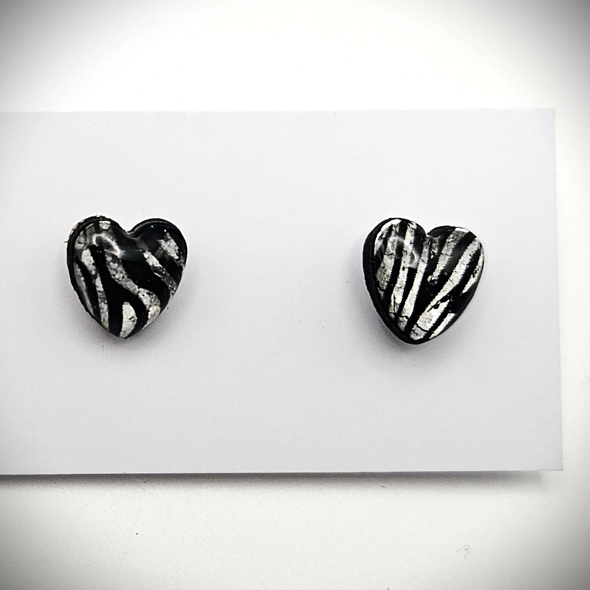 CHARMING HEART SHAPED STUD EARRINGS - Image 6