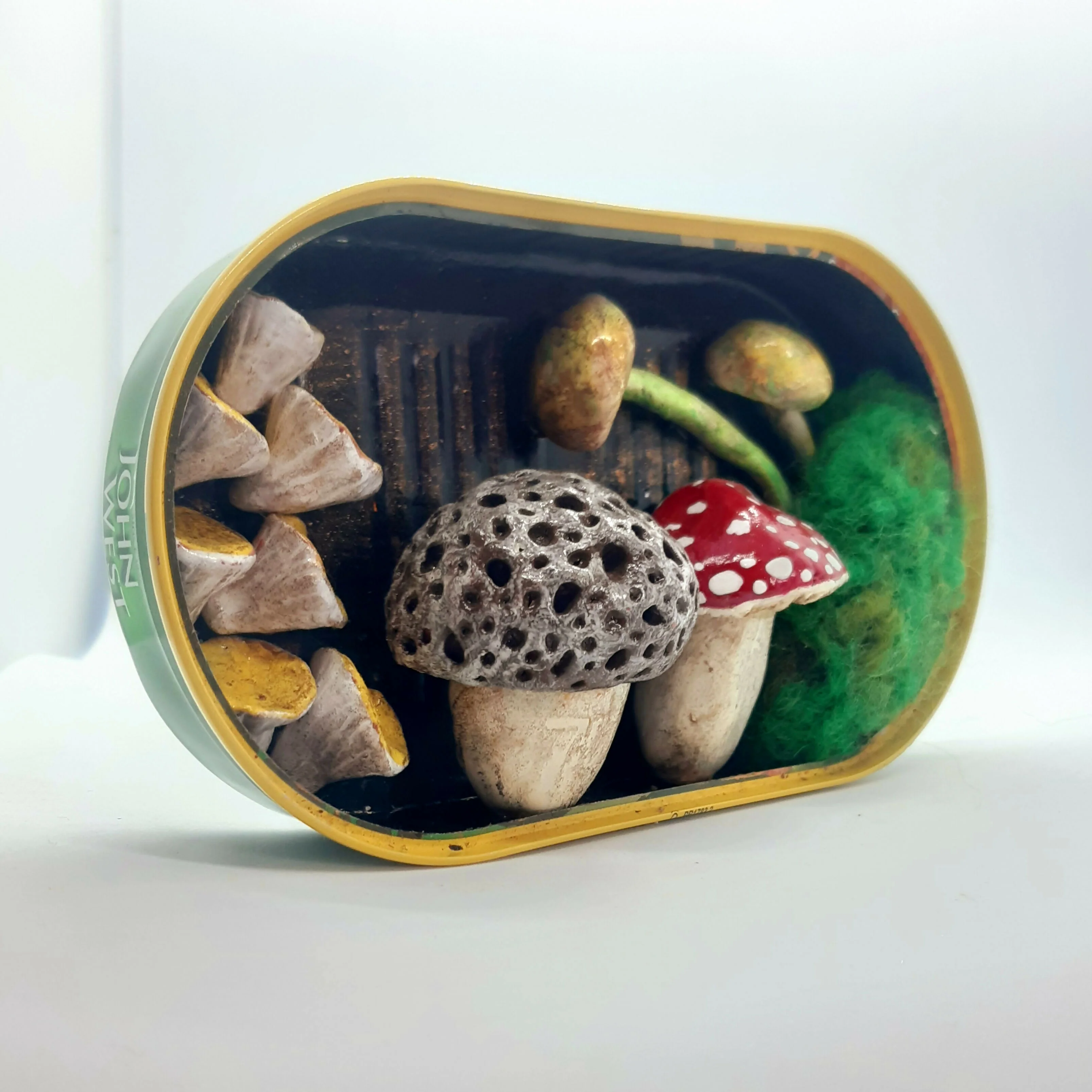 Clay Toadstool Scene in a Metal Tin - Image 3