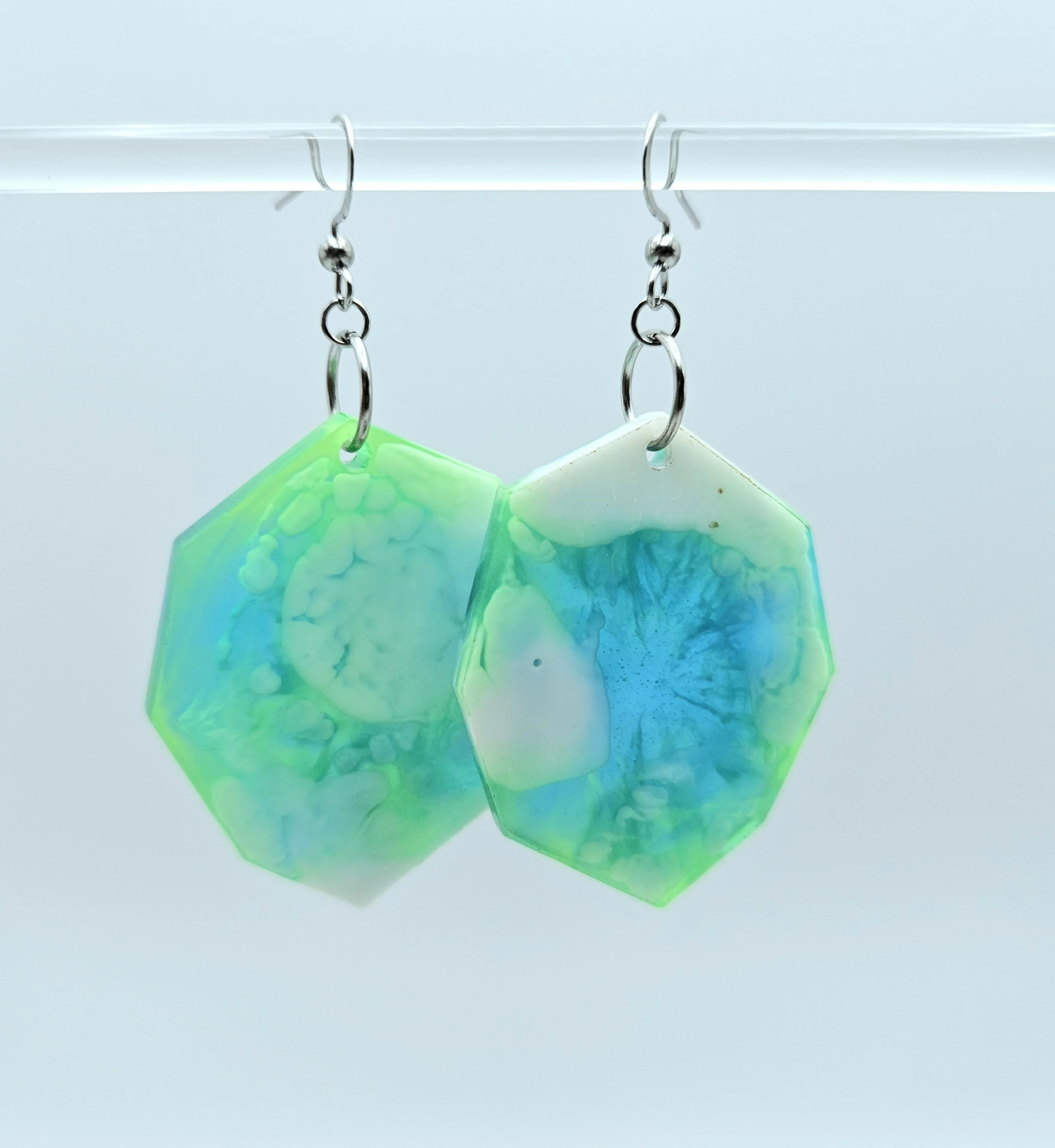 CONTEMPORARAY RESIN EARRINGS IN AN OCTAGONAL SHAPE - Image 3