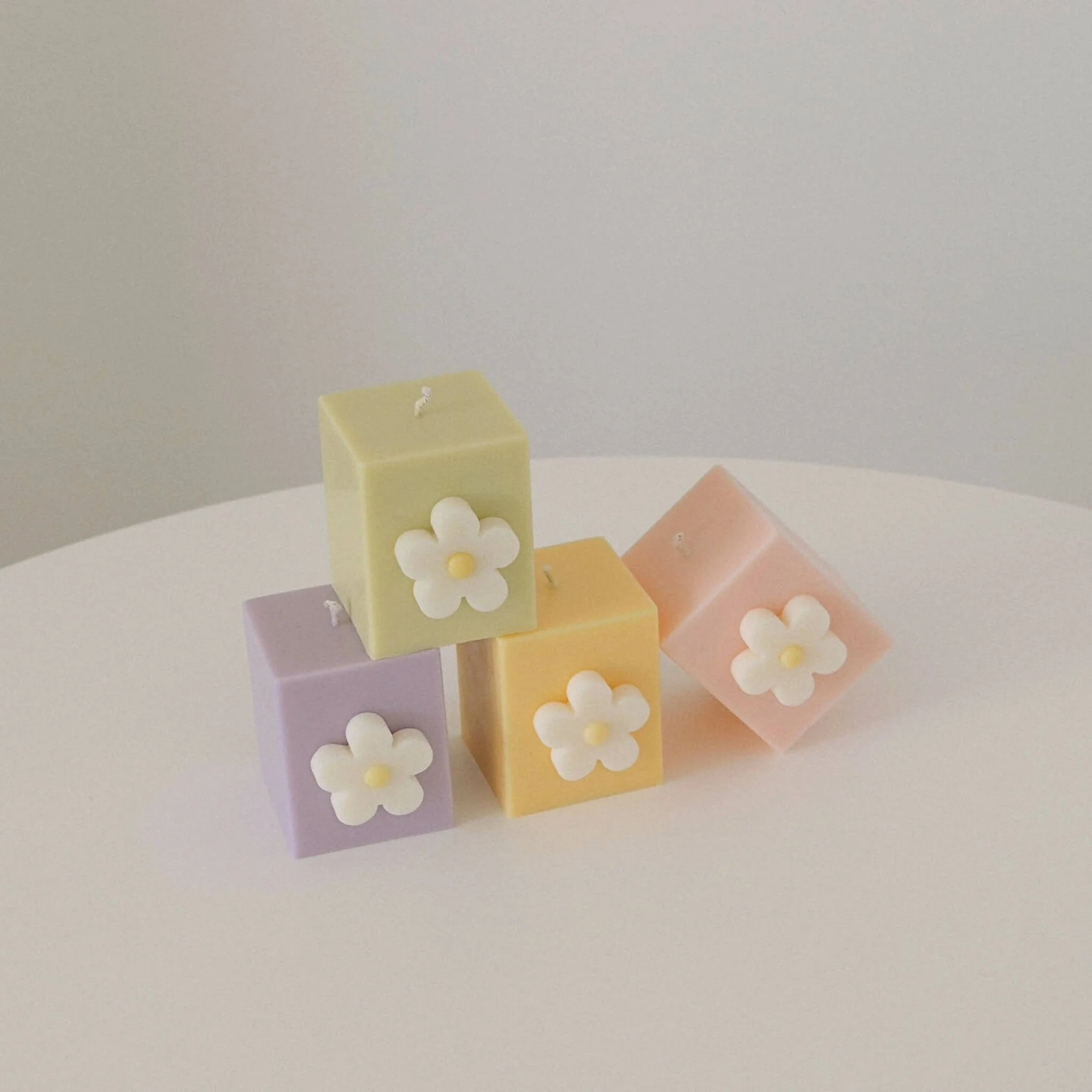 Daisy Flower Candle - Image 2
