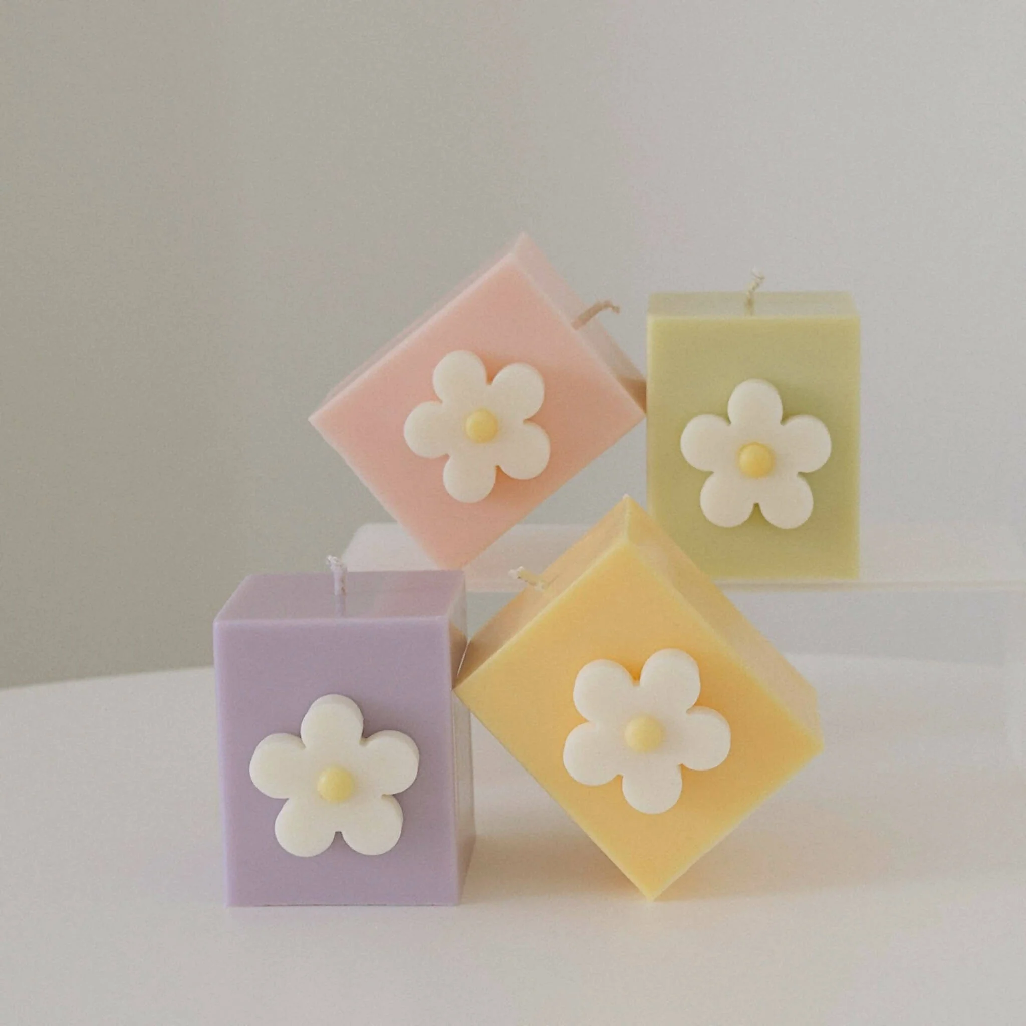 Daisy Flower Candle - Image 3