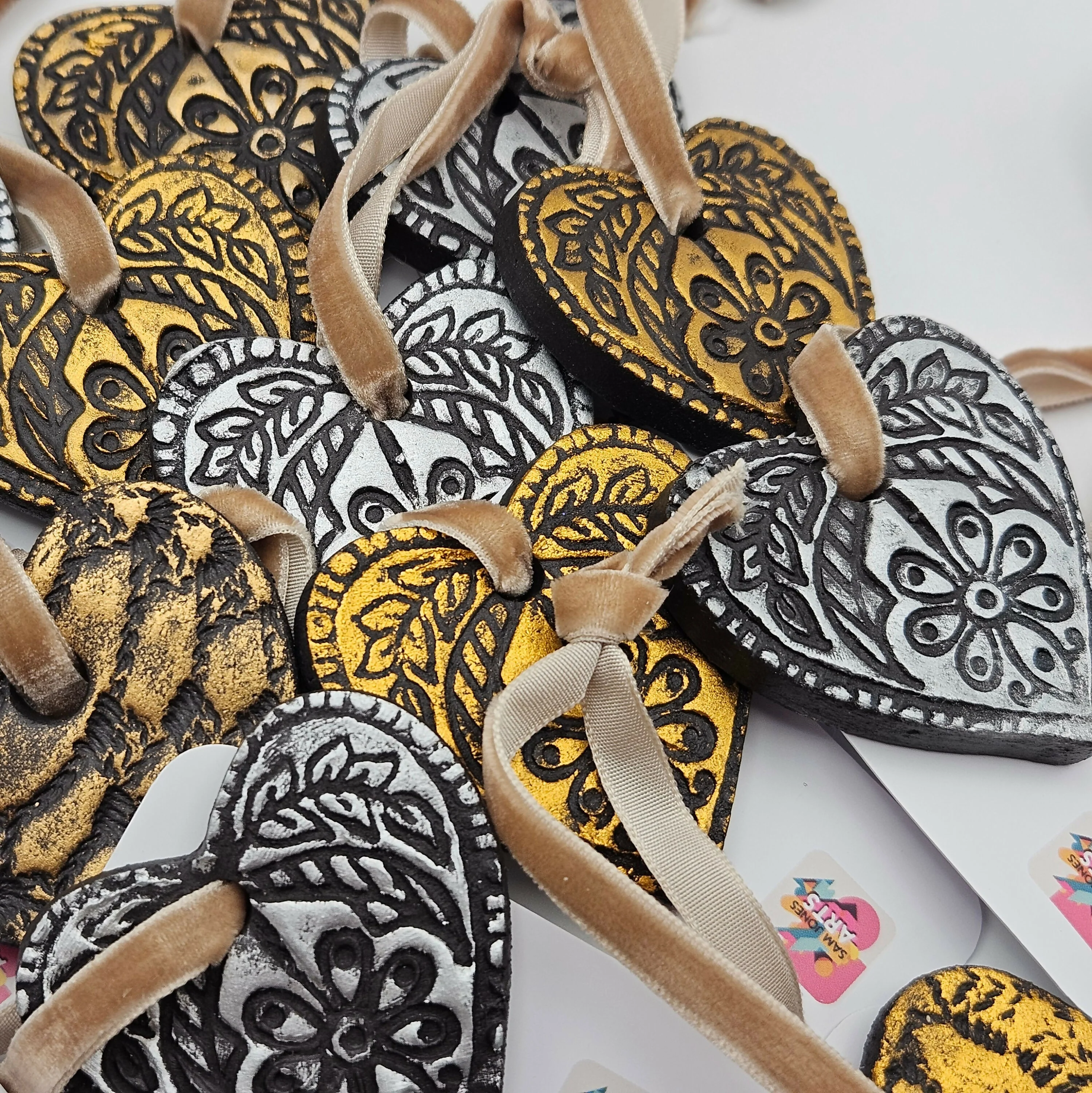 ELEGANT EMBOSSED CERAMIC HEART DECORATION