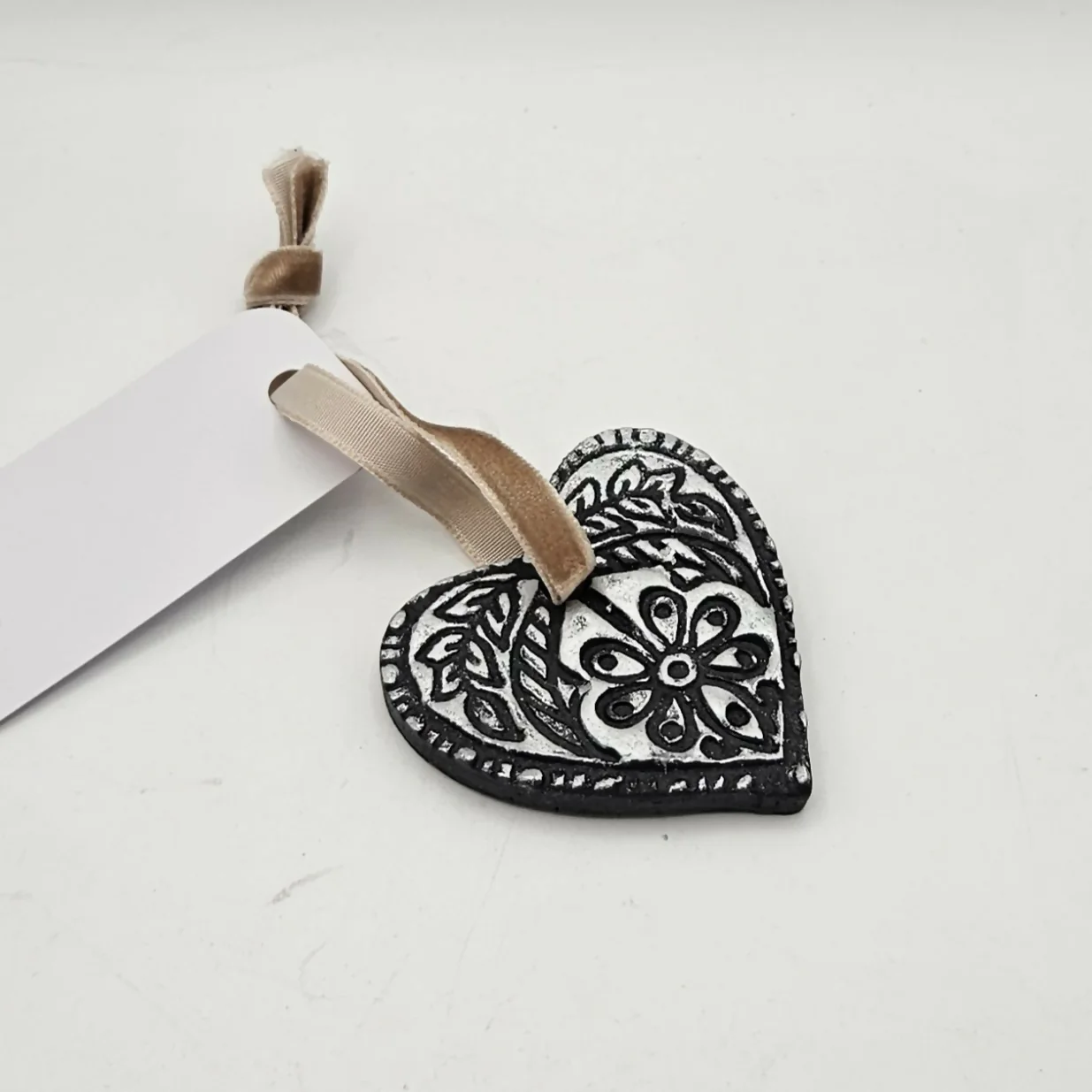 ELEGANT EMBOSSED CERAMIC HEART DECORATION - Image 2