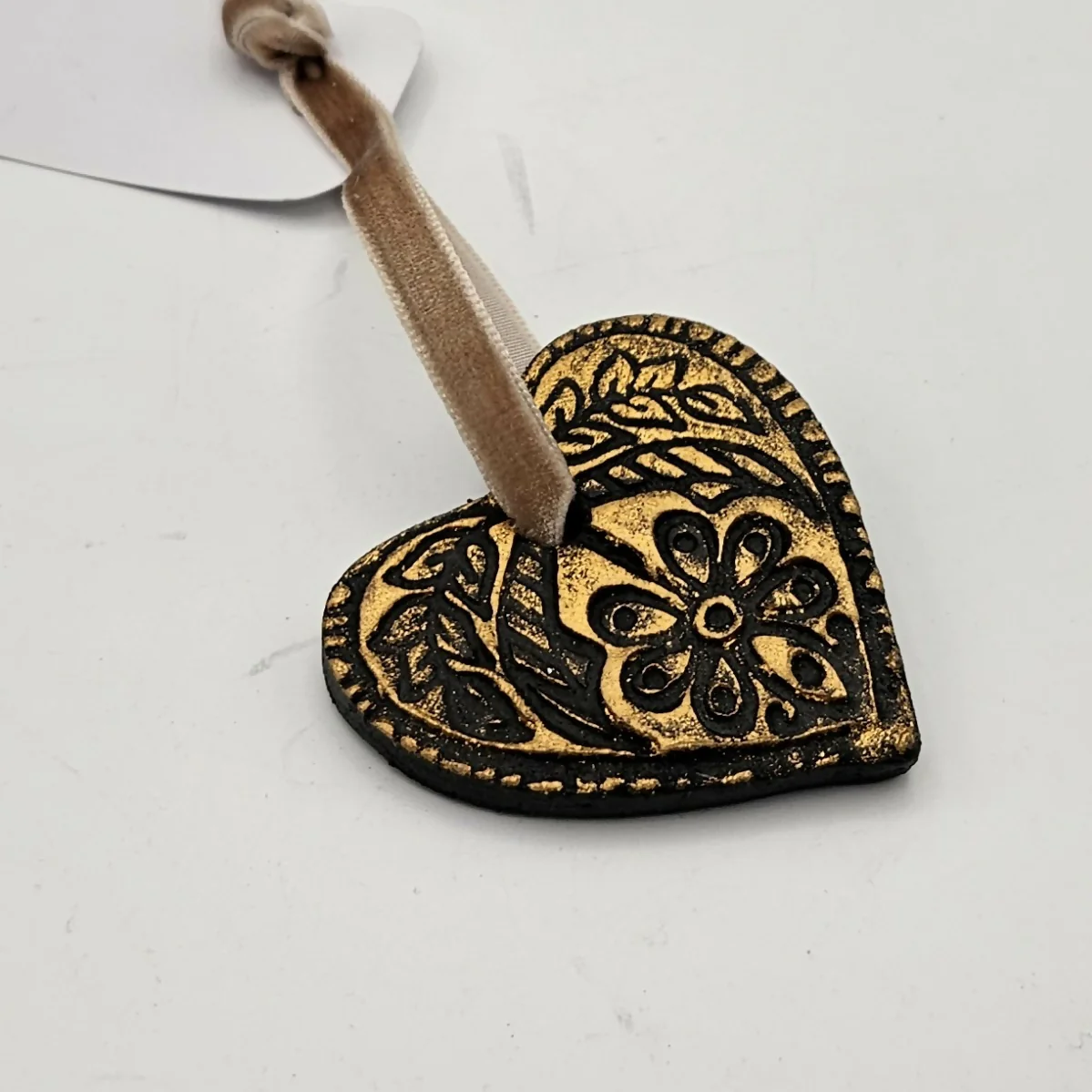 ELEGANT EMBOSSED CERAMIC HEART DECORATION - Image 3