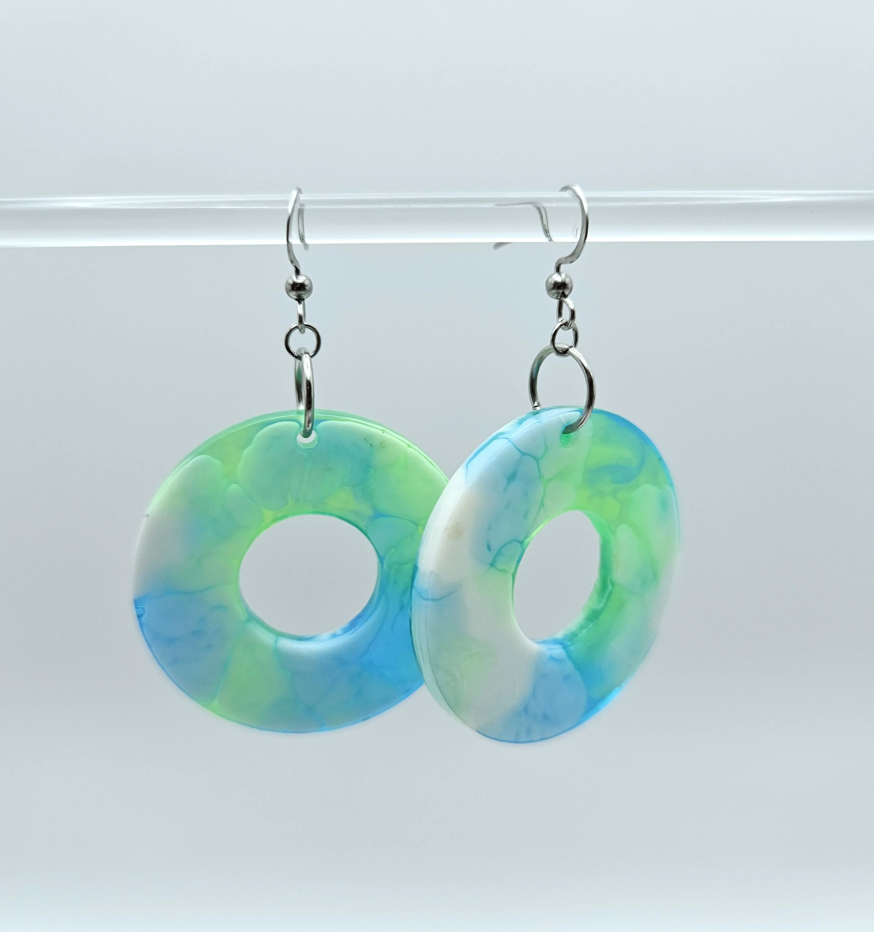 FUN HOOP RESIN EARRINGS - Image 3