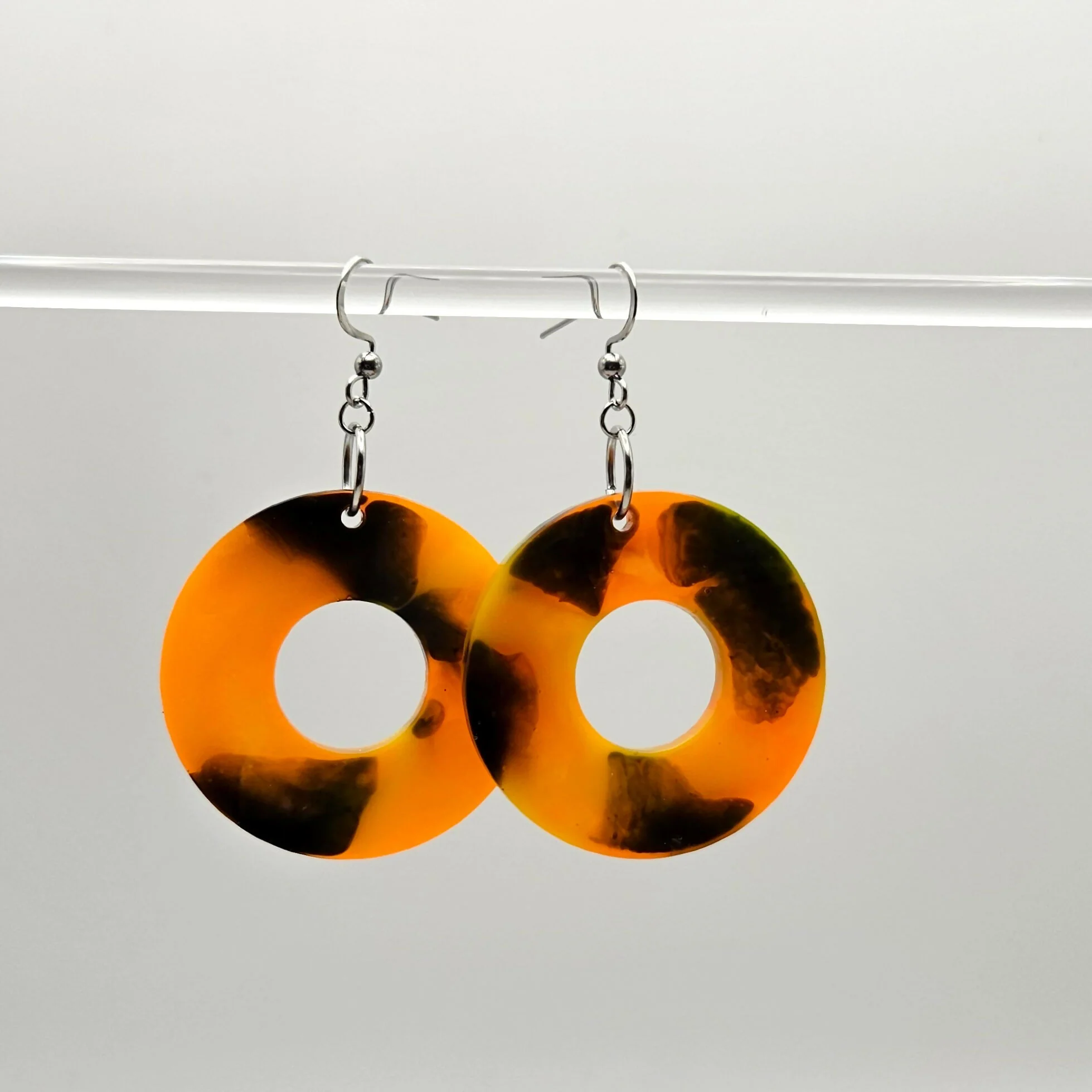 FUN HOOP RESIN EARRINGS - Image 8