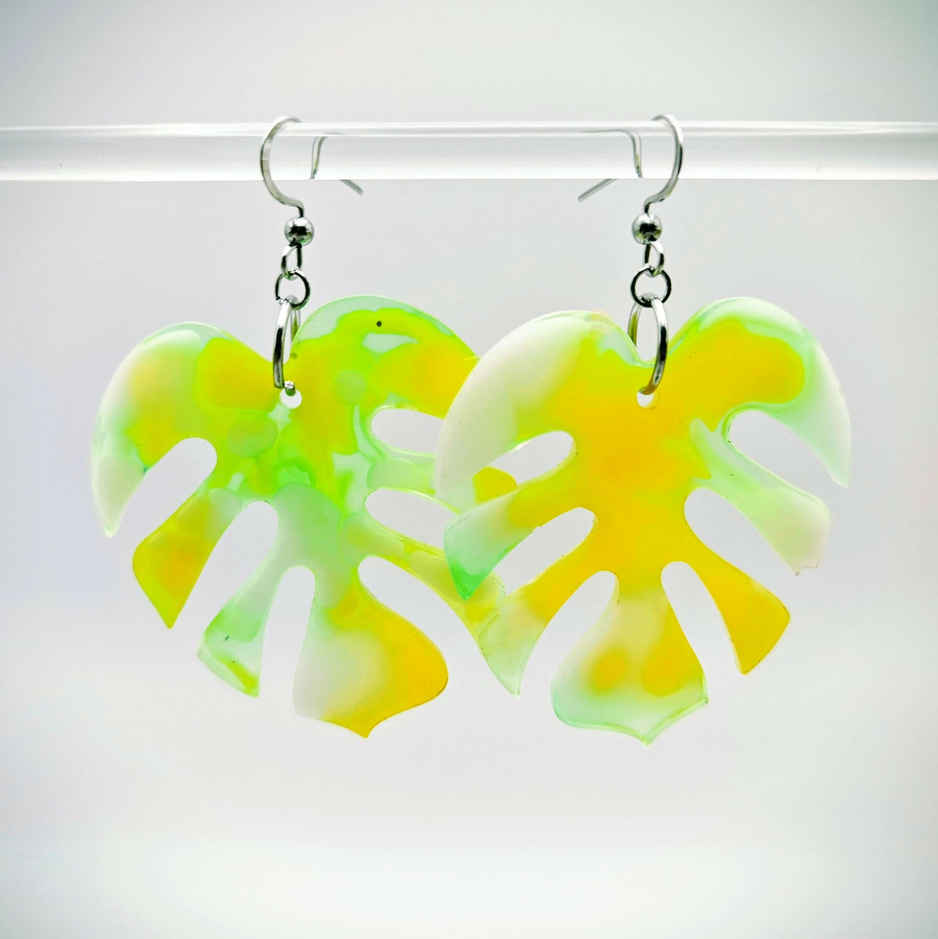 FUN MONSTERA LEAF EARRINGS - Image 3