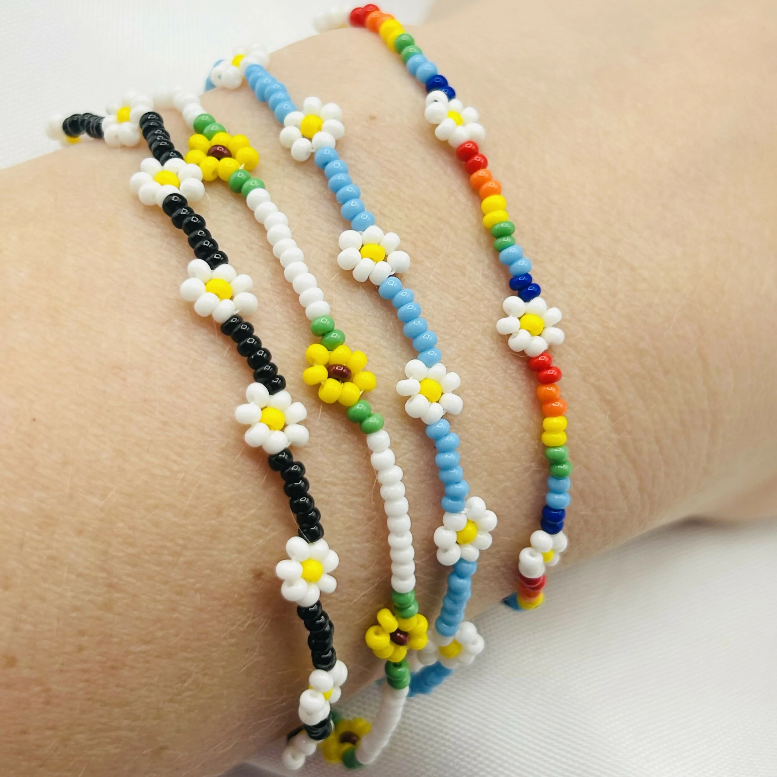 Hand-Beaded Daisy Bracelet with Clasp – Dainty Bright Floral Design