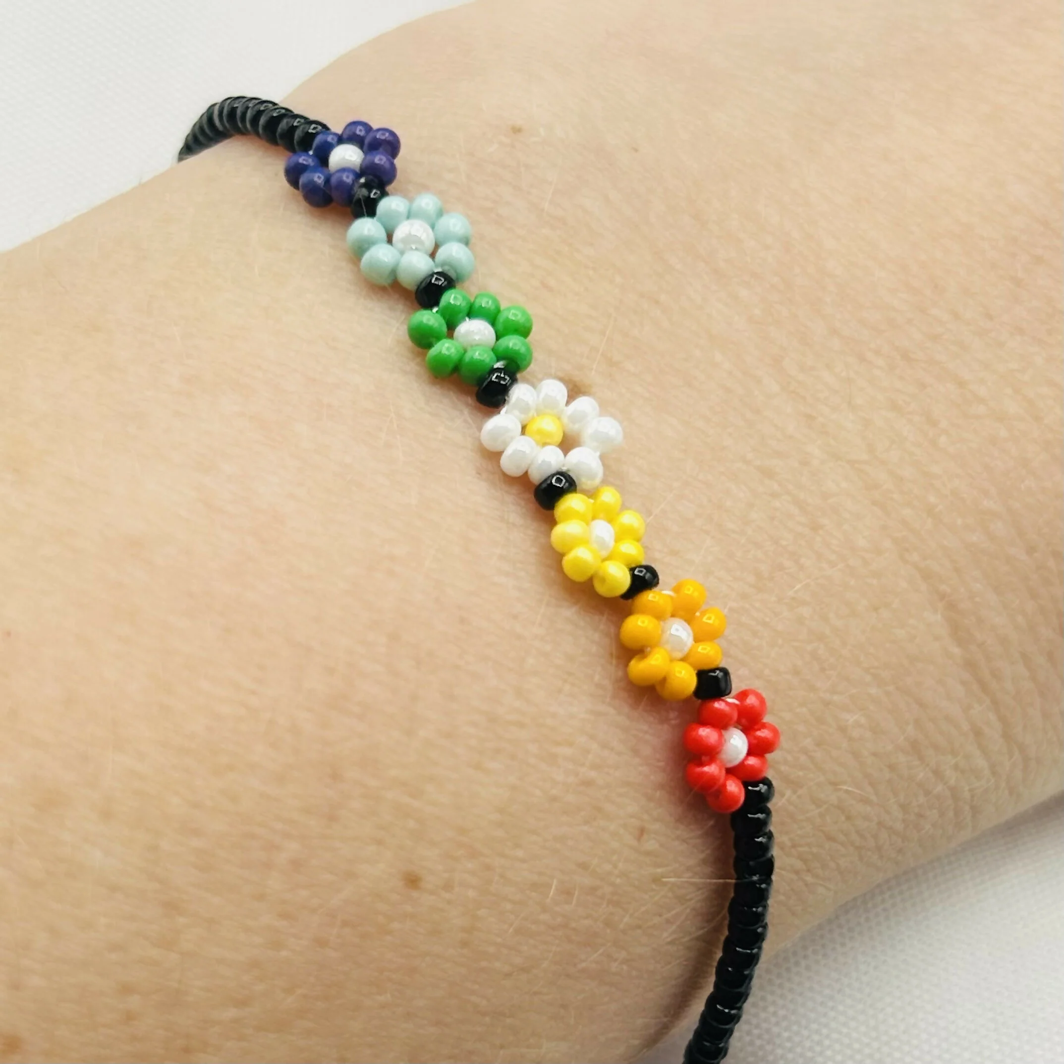 Hand-Beaded Daisy Bracelet with Clasp – Dainty Bright Floral Design - Image 10