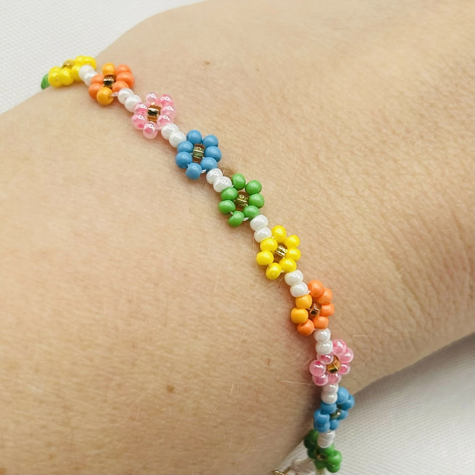 Hand-Beaded Daisy Bracelet with Clasp – Dainty Bright Floral Design - Image 6