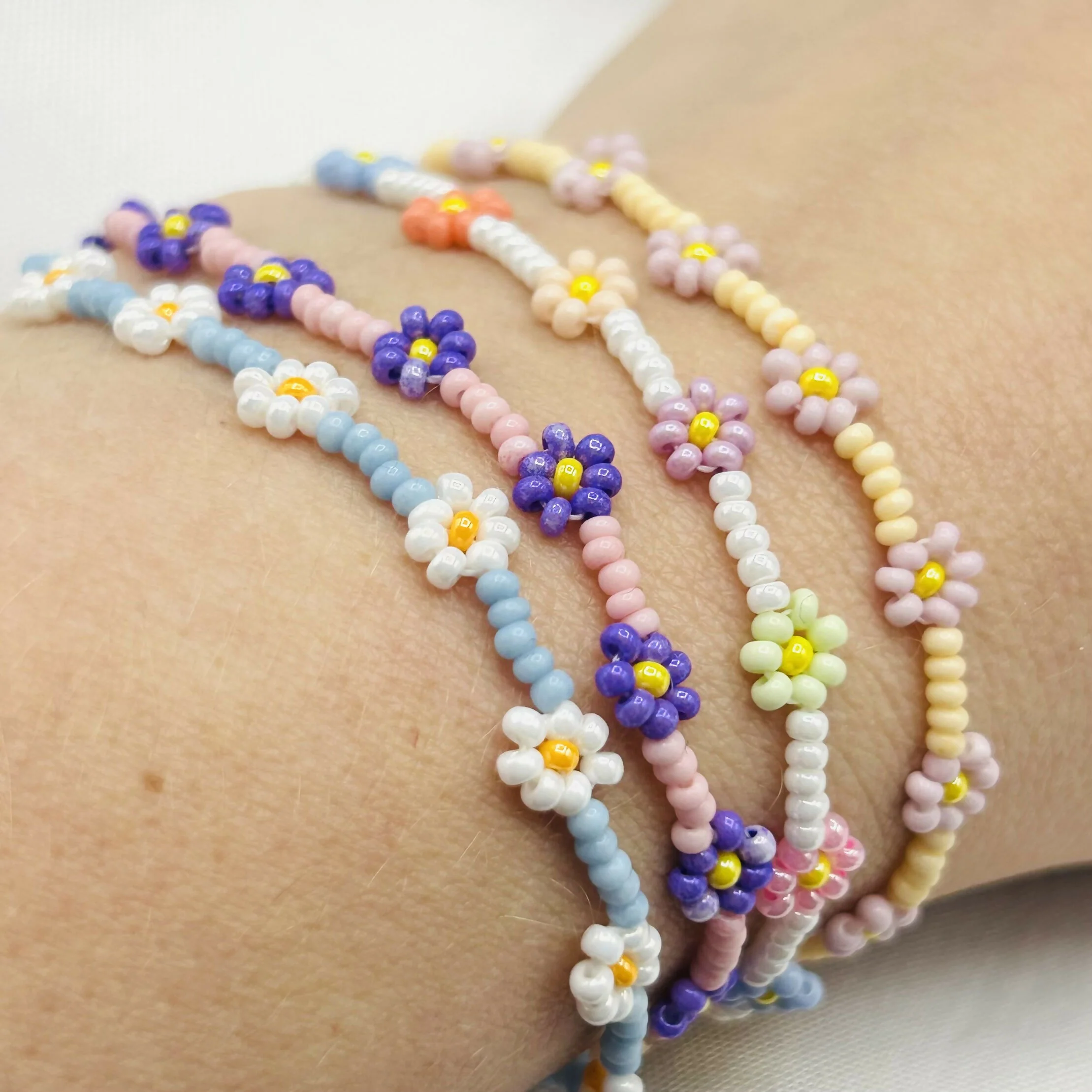 Hand-Beaded Daisy Bracelet with Clasp – Dainty Pastel Floral Design