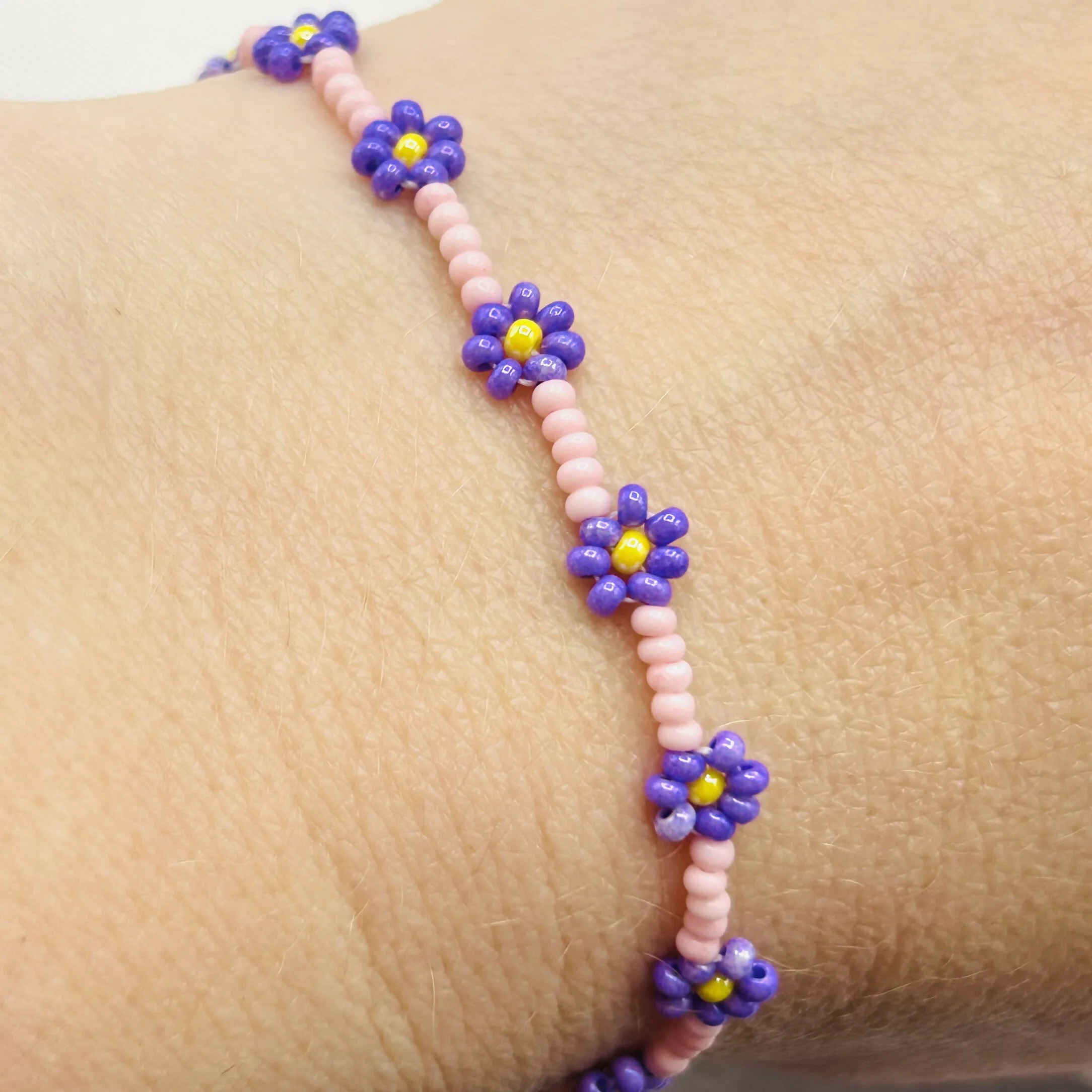 Hand-Beaded Daisy Bracelet with Clasp – Dainty Pastel Floral Design - Image 4