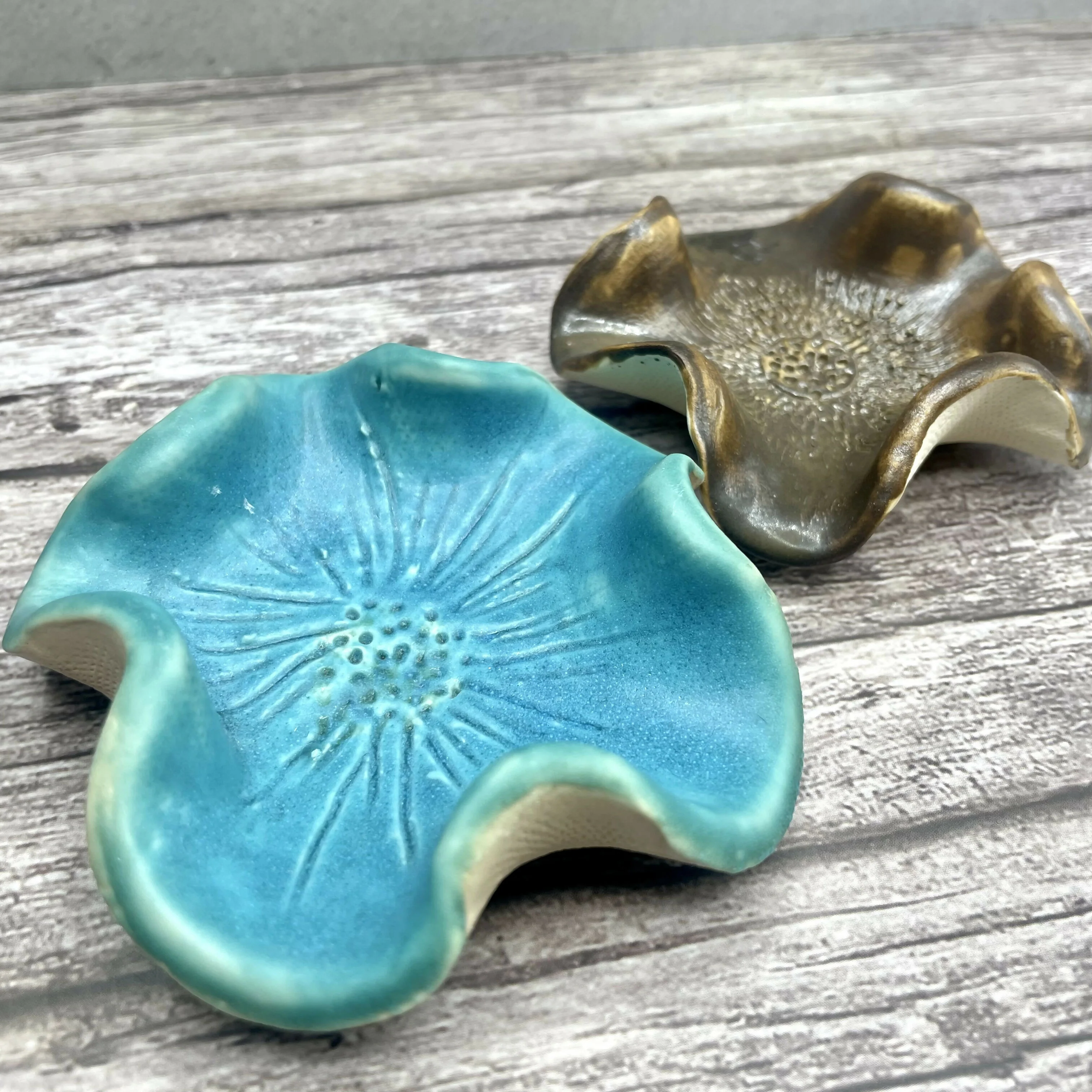 Handmade Ceramic Flower Dishes – Gloss or Matte Finish (Assorted Colours) - Image 3