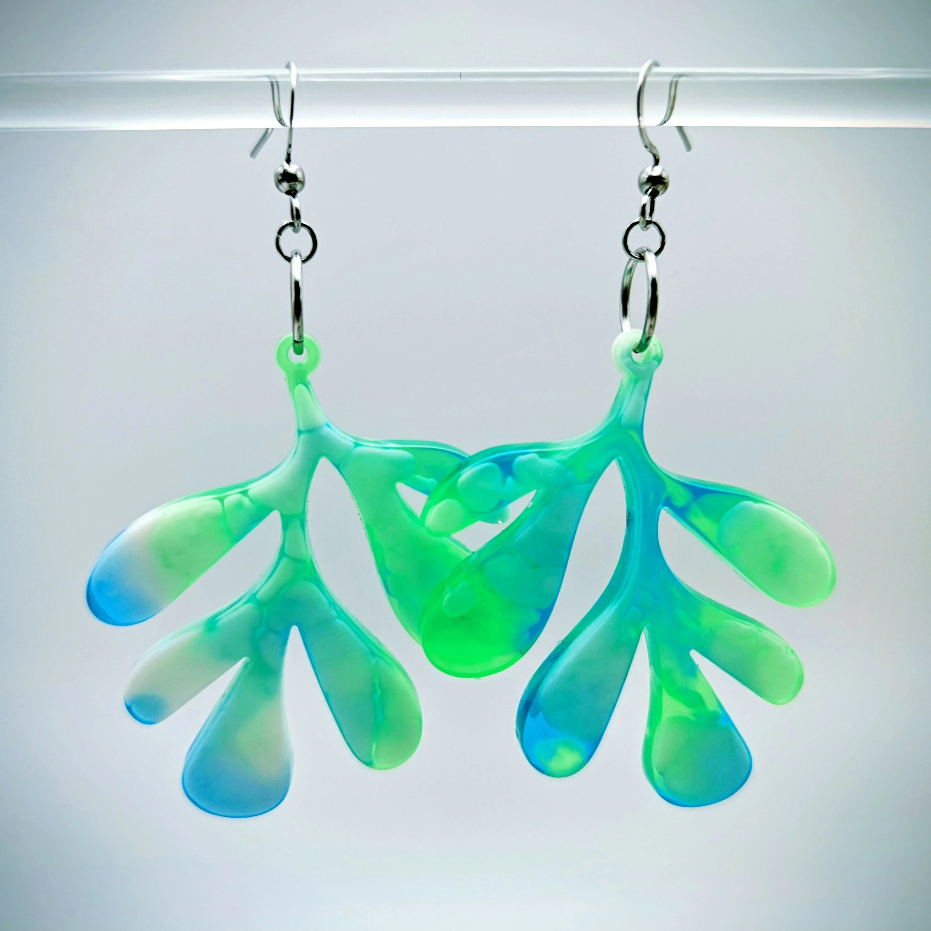 HANDMADE RESIN EARRINGS IN FUN, BOLD LEAF DESIGN. - Image 5