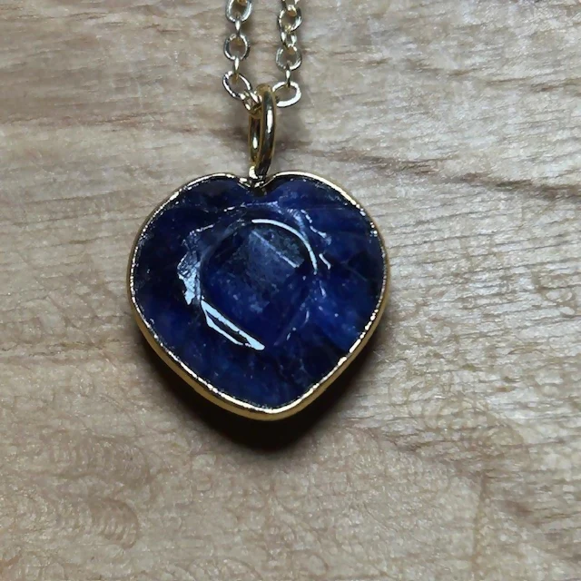 Lovely Gold Plated Carved Sapphire Heart Pendant Necklace - Image 2