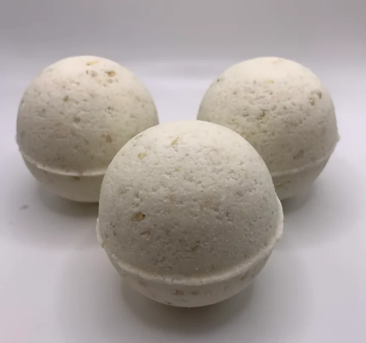 Oat & Coconut Luxury Sensitive Bath Bomb - Image 2