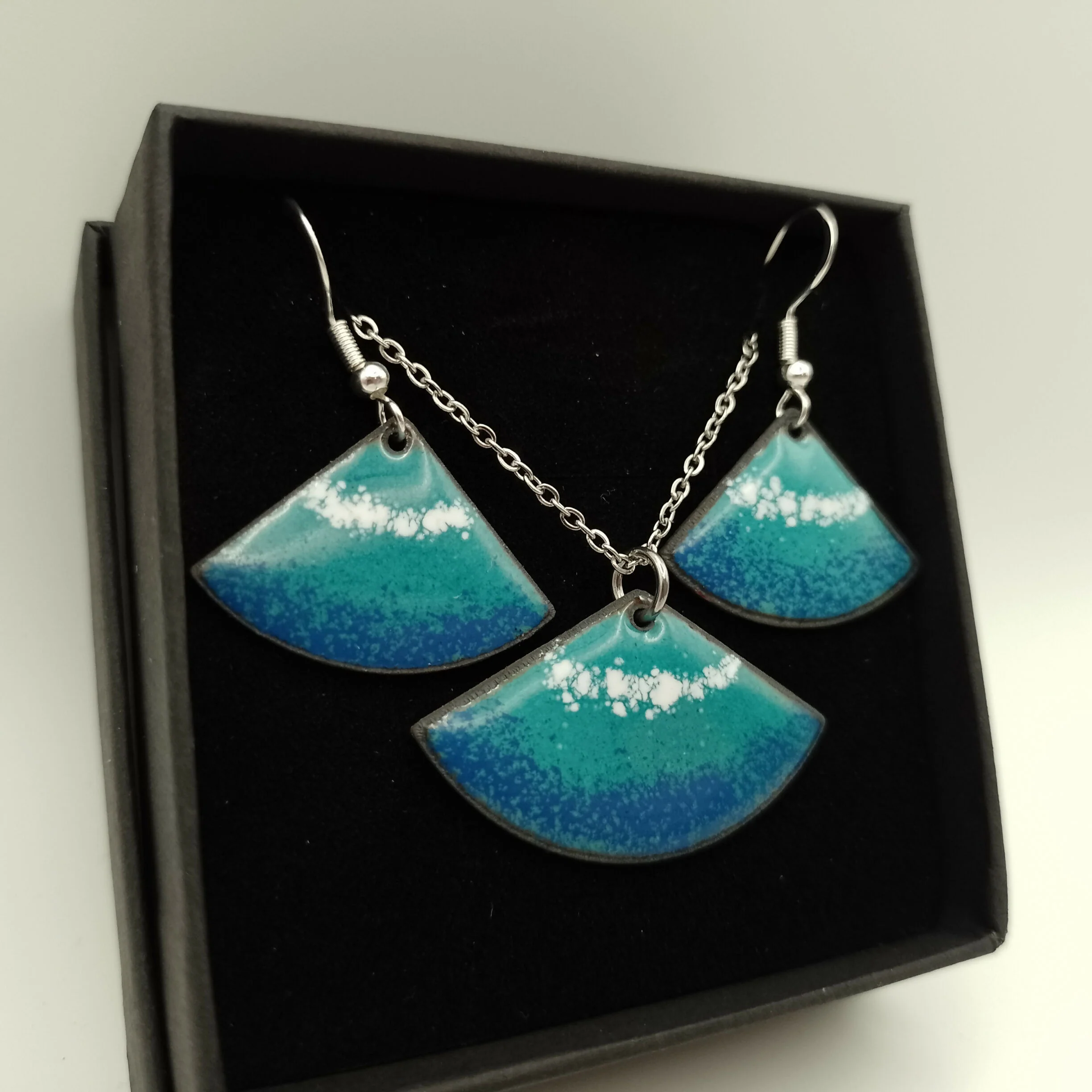 Onxy Green and Royal Blue and White Fan Shaped Enamel Pendant and Earring Set - Image 2