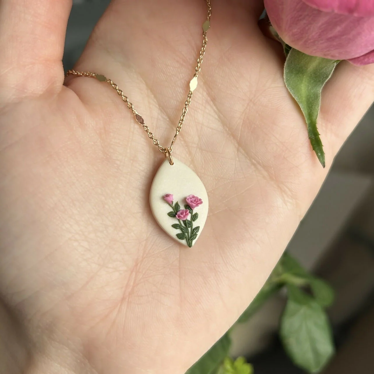 Pink Roses Flowers Necklace - Image 3