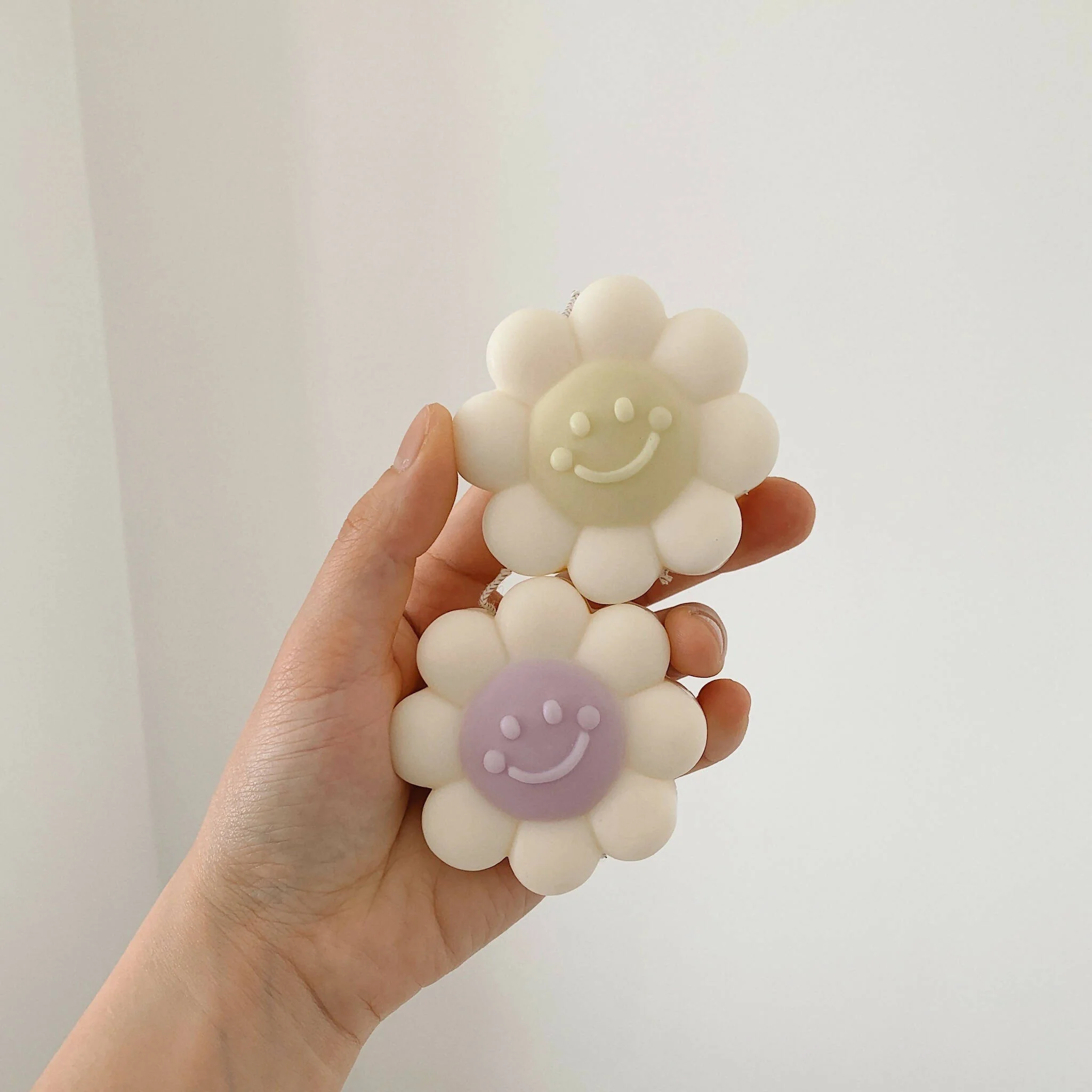 Smiley Flower Candle - Image 2