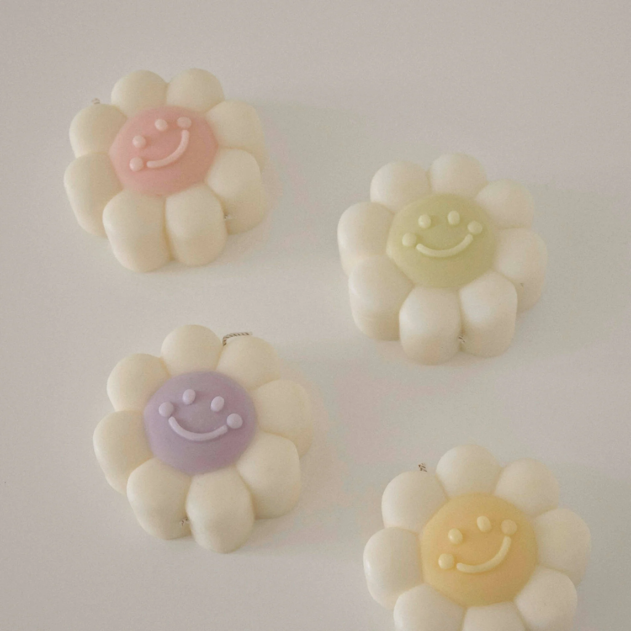 Smiley Flower Candle - Image 3