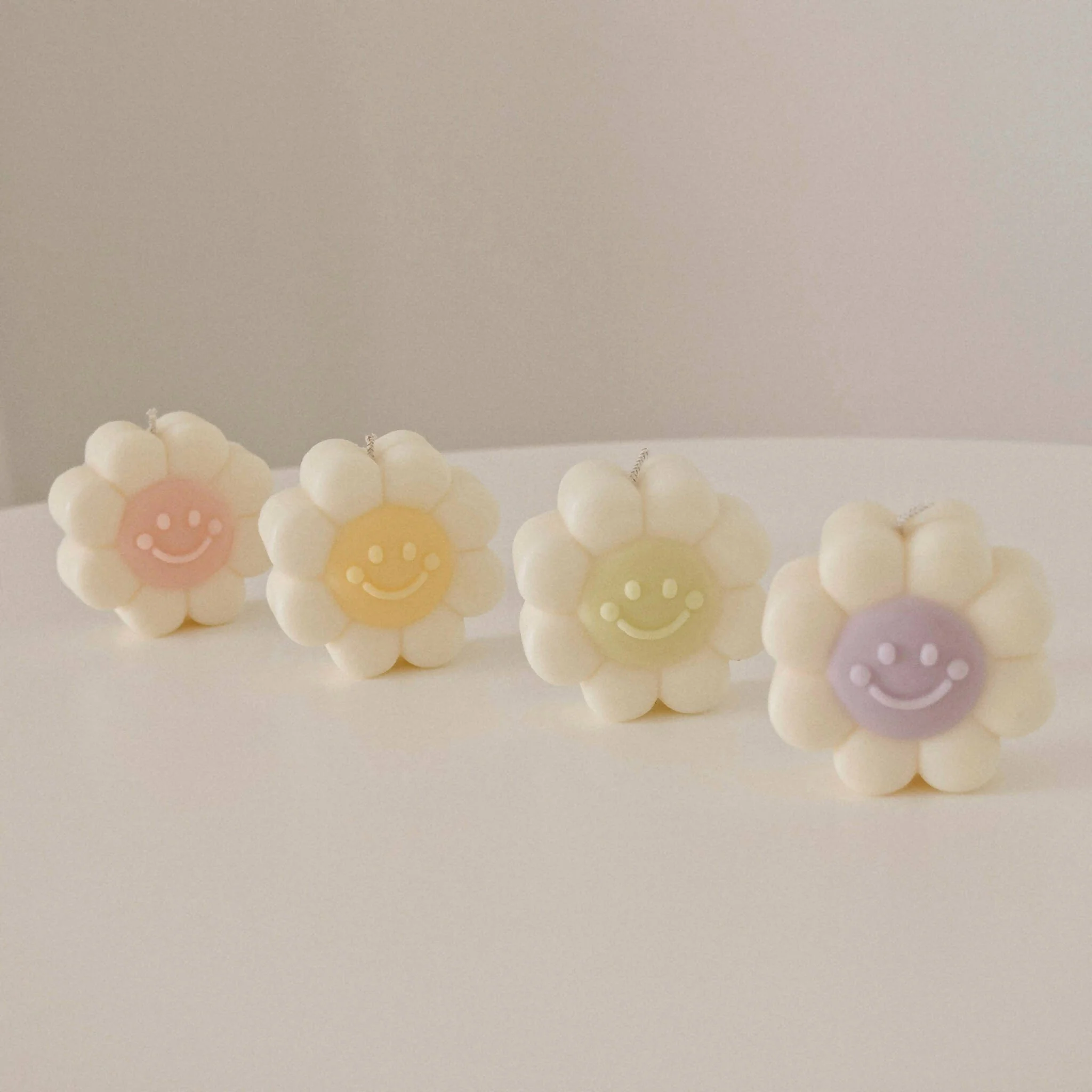 Smiley Flower Candle - Image 4