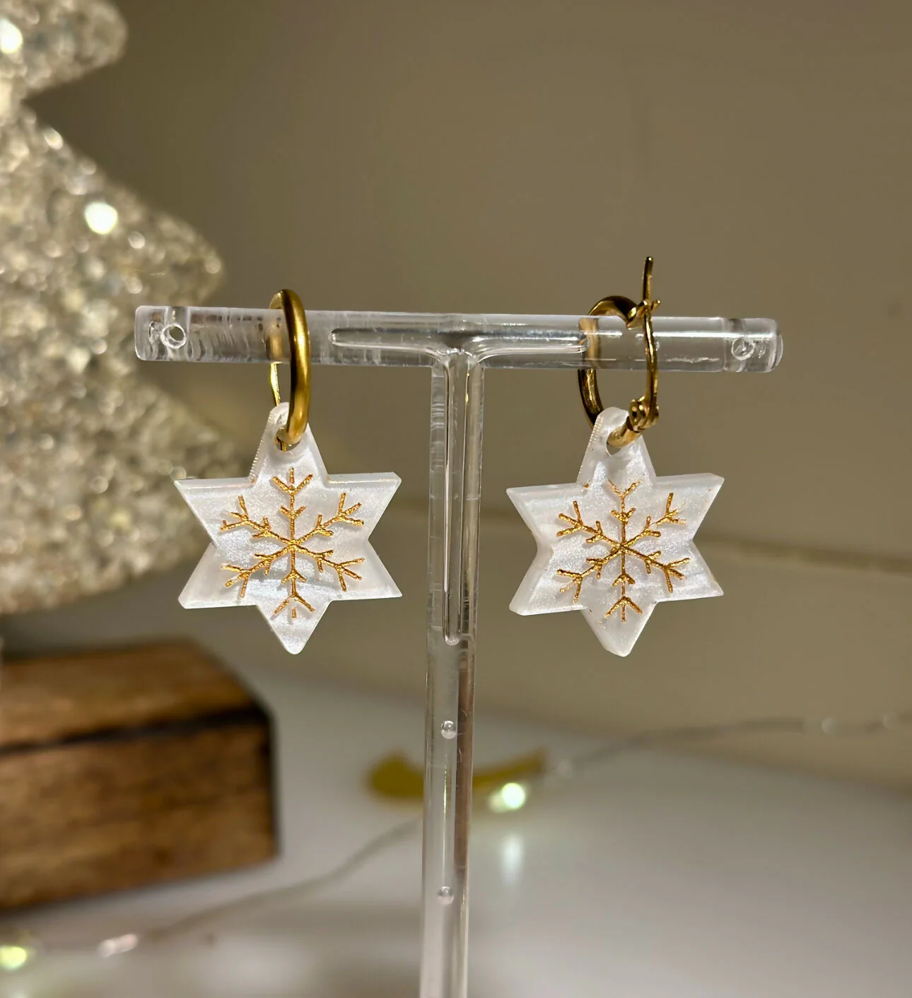 STAR HOOP WITH GOLD ENGRAVED SNOWFLAKE DESIGN - Image 4