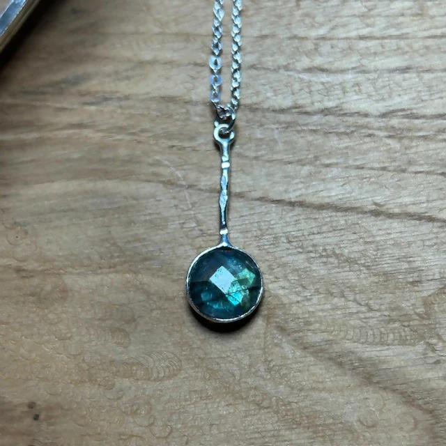 Stunning Green Labradorite Pendant Necklace - Image 2