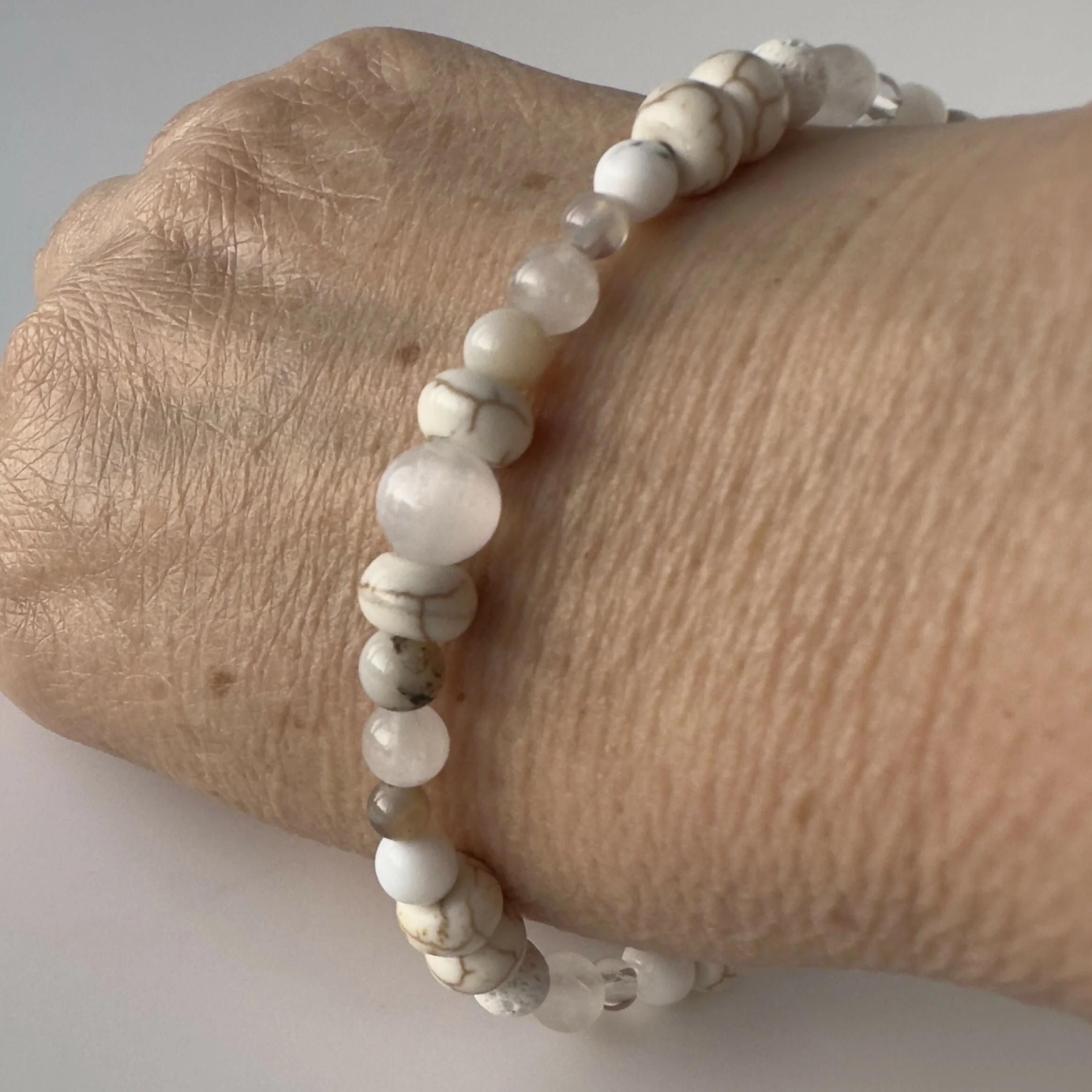 UNISEX HEALING CRYSTAL CROWN CHAKRA BRACELET WITH AROMATHERAPY BEADS - Image 4