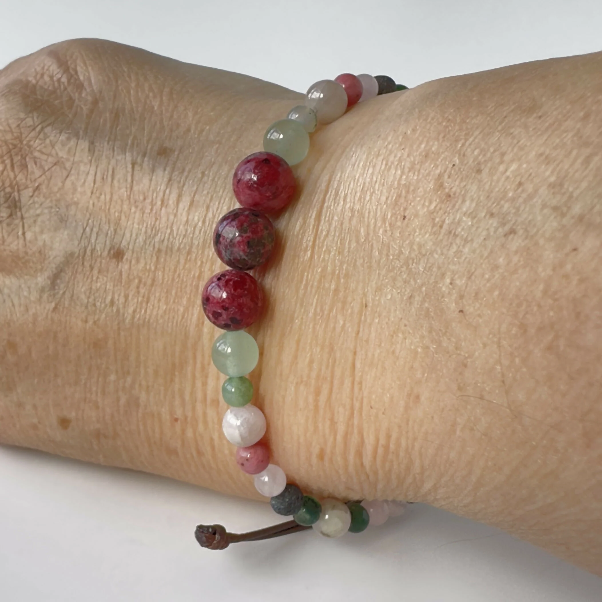 UNISEX HEALING CRYSTAL HEART CHAKRA BRACELET WITH AROMATHERAPY BEADS - Image 5