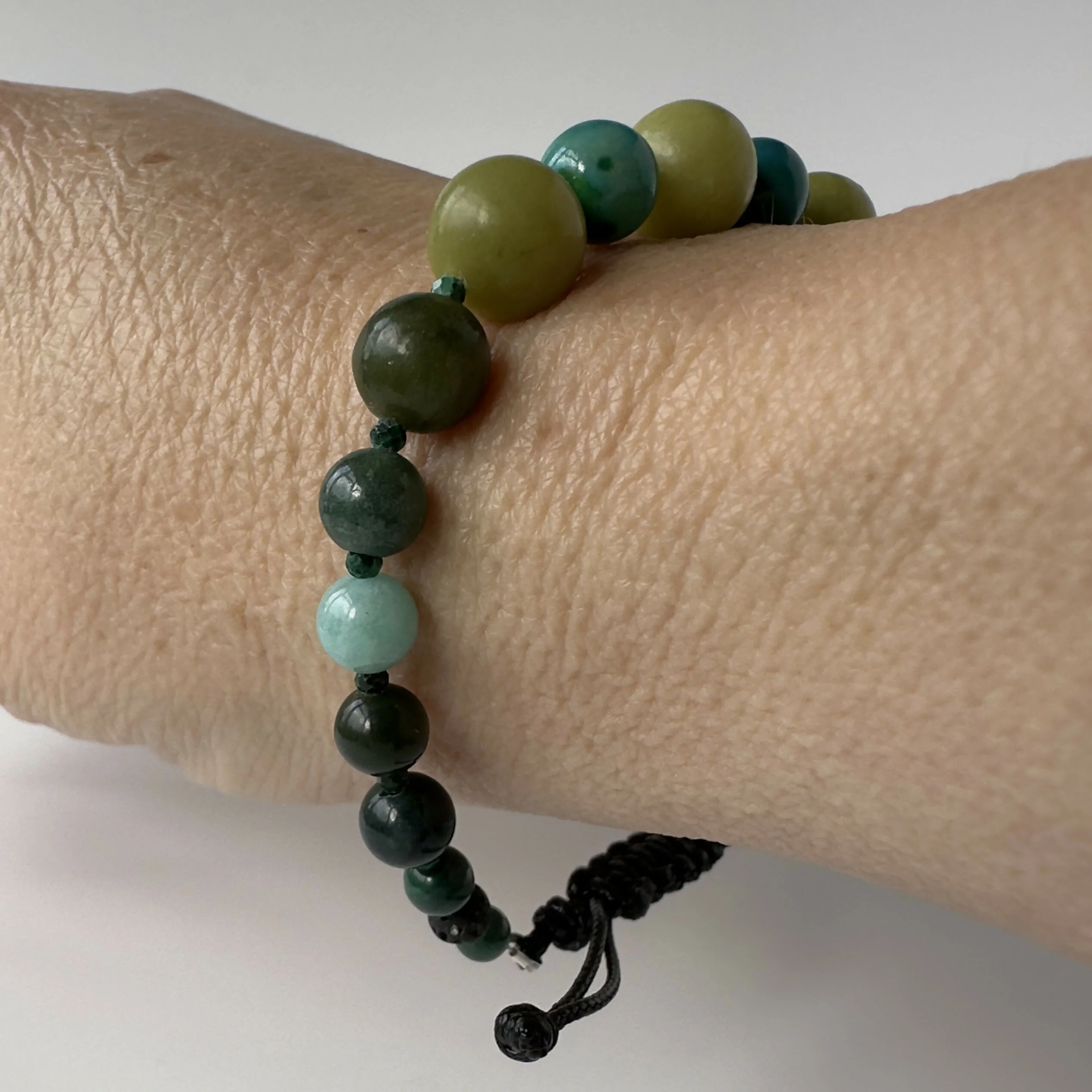 UNISEX HEALING CRYSTAL HEART CHAKRA BRACELET WITH AROMATHERAPY BEADS - Image 6