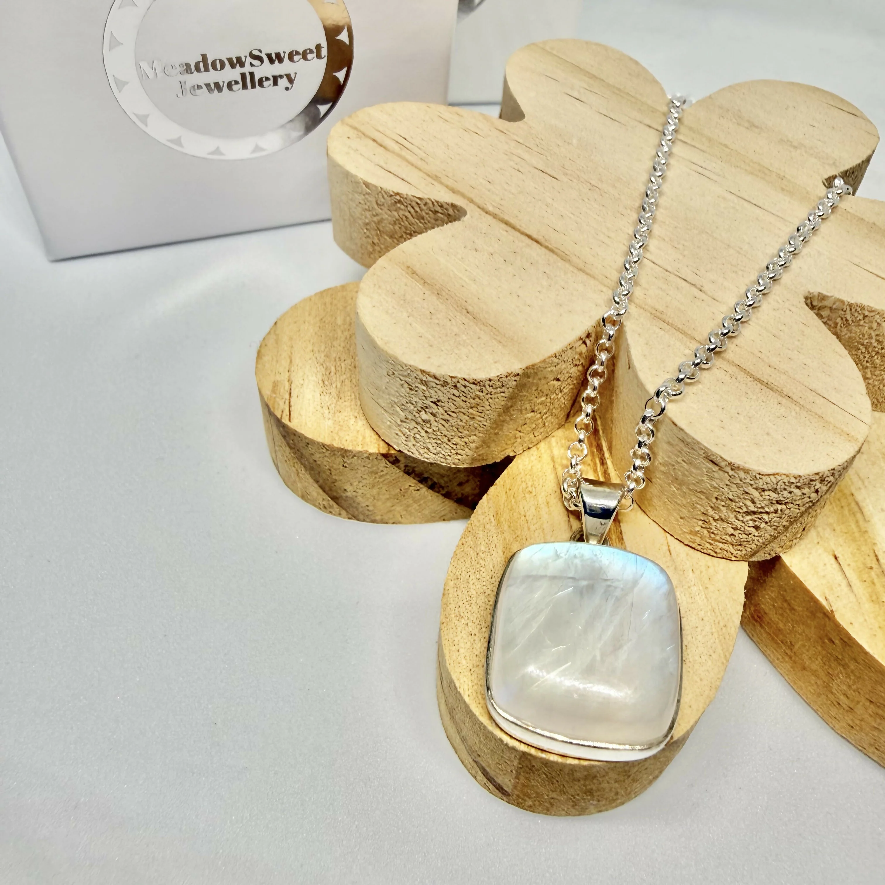 WHITE MOONSTONE NECKLACE