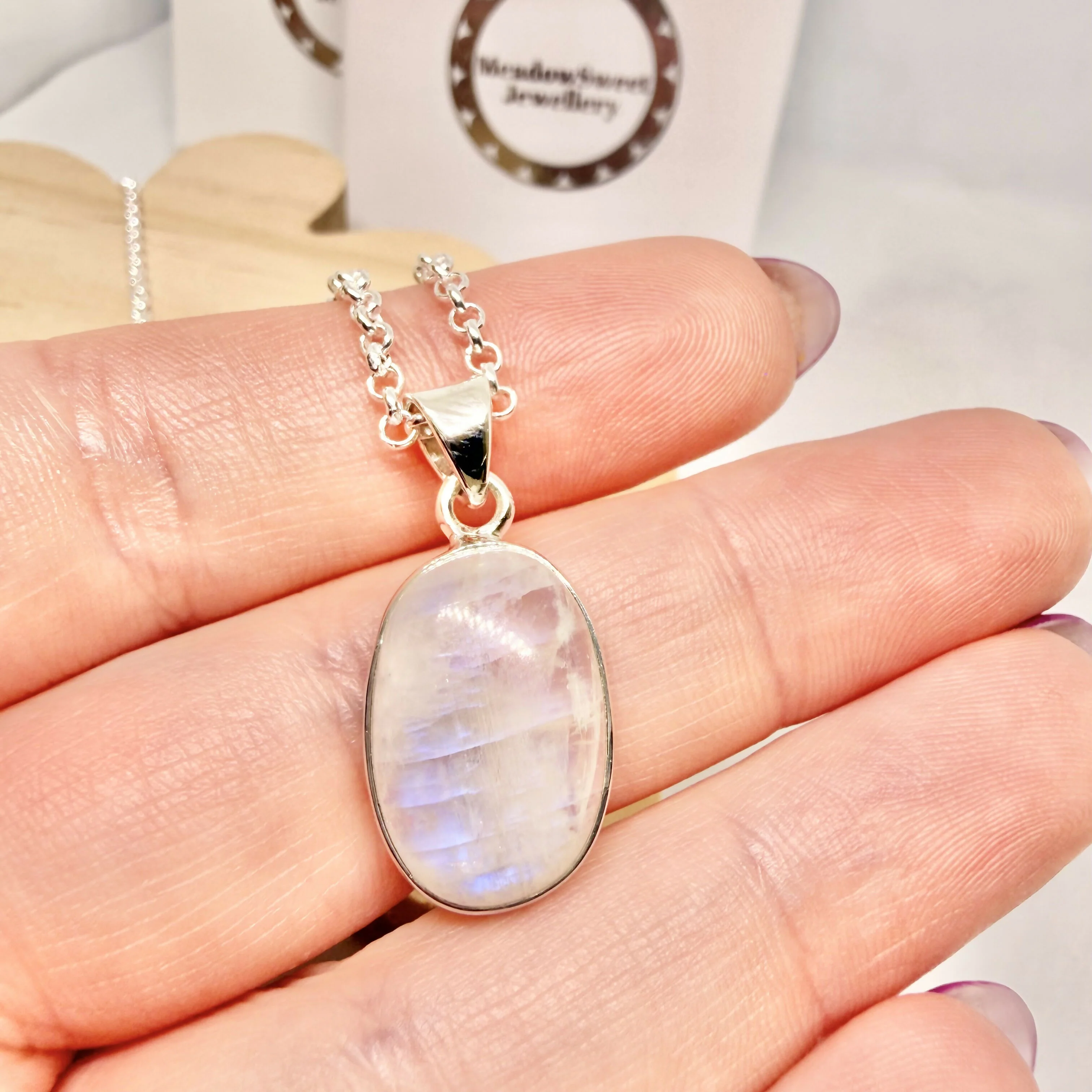 WHITE MOONSTONE OVAL NECKLACE - Image 3